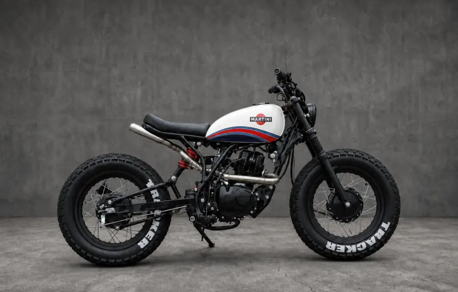 Moto tracker Zero Customs com pintura Martini Racing