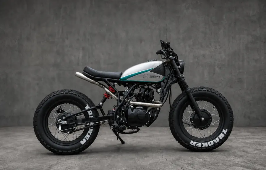 Moto tracker Zero Customs com pintura AMG Petronas